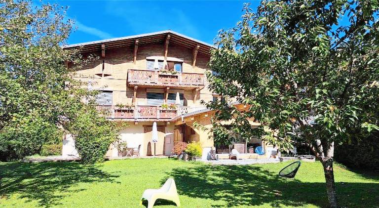 Nice serviced apartment with hot tub, yard & patio | Dogs allowed in Samoëns