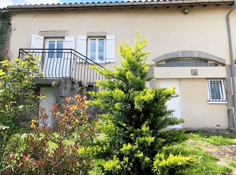 House with BBQ, yard & patio | Lake view in Riom