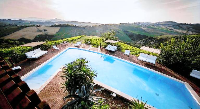 Family-friendly lovely serviced apartment with barbecue, pool & hot tub | Pets allowed in Acquaviva Picena