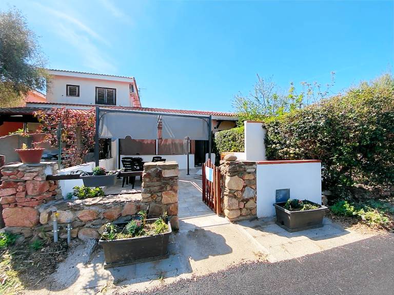 San Teodoro Monti 22 – 20 minutes’ walk to the beach, private terrace & air conditioning in San Teodoro