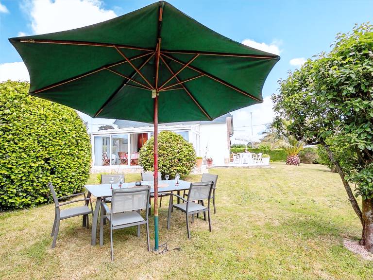 House with BBQ, garden & patio — photo 3