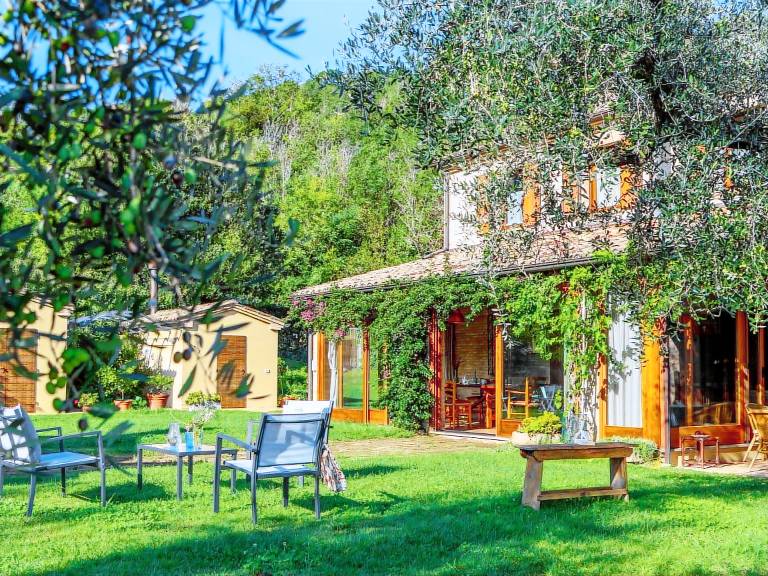 House with private pool, yard & BBQ — photo 4