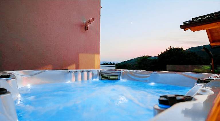 Villa with pool & hot tub | Pets allowed — photo 4