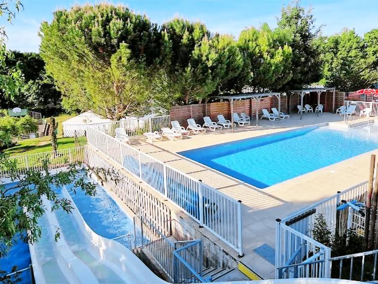 Family-oriented charming chalet with heated pool & patio | Lake view | Pet-friendly — photo 2
