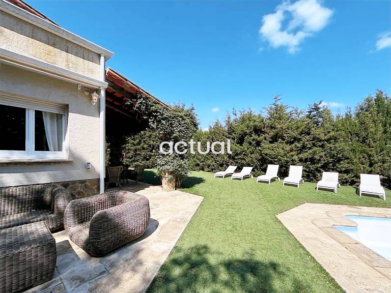 House with private pool, yard & grill — photo 4