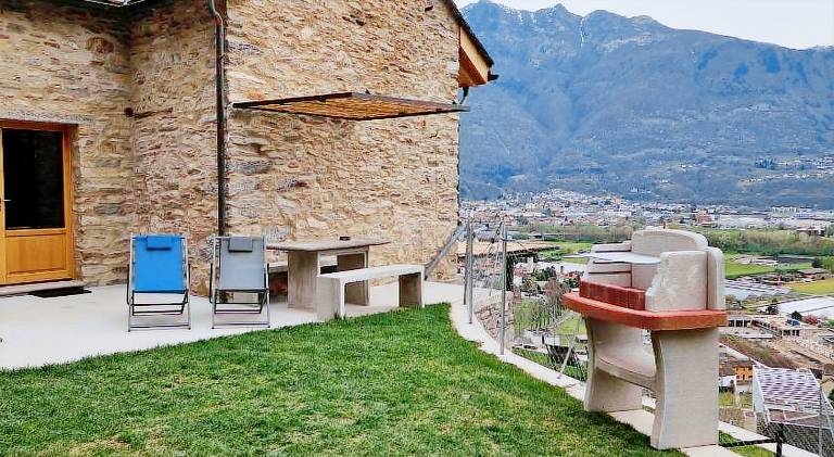Apartment with patio, yard & grill — photo 3