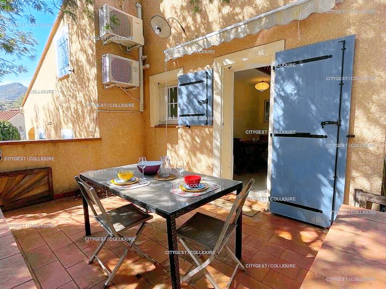 Vacation home with garden — photo 2