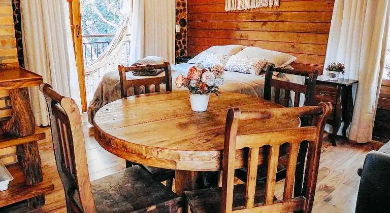 Lodge with hot tub & yard — photo 3