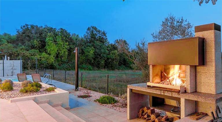 Villa with pool — photo 4