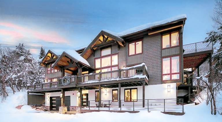 Fully equipped ample vacation home with patio, sauna & garden | Next to the ski | Perfect for remote work | Pets are welcome in Steamboat Springs, CO