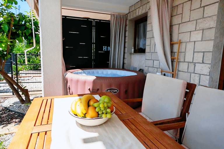 Rental apartment with BBQ & patio — photo 4