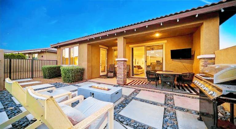 Vacation home with pool — photo 5