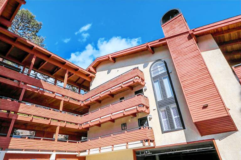 Condo with heated pool, jacuzzi & sauna in Mammoth Lakes, CA