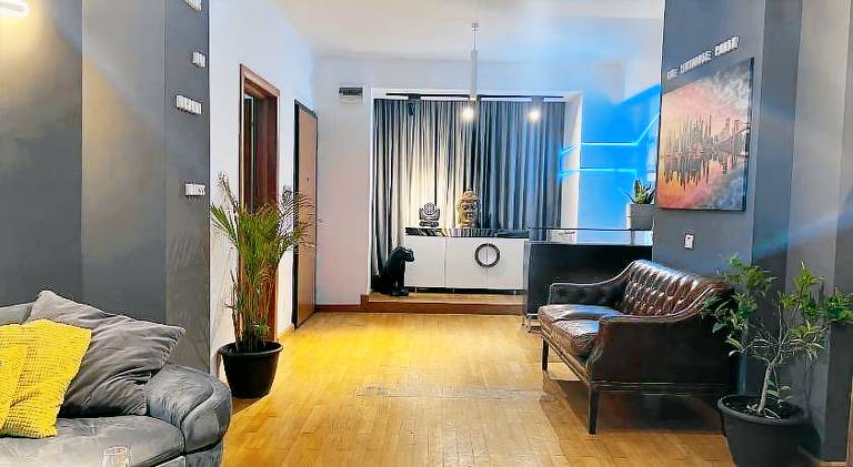 Apartment with patio & hot tub | Near Curtea Veche | Suitable for remote work — photo 2