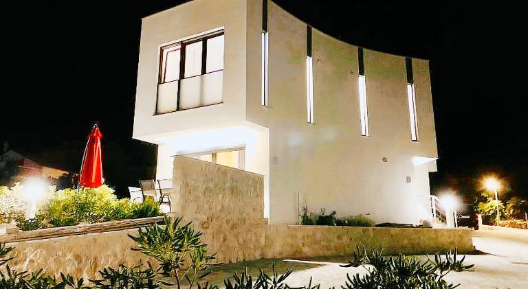 Rental apartment with jacuzzi, patio & garden | Dogs allowed in Novalja