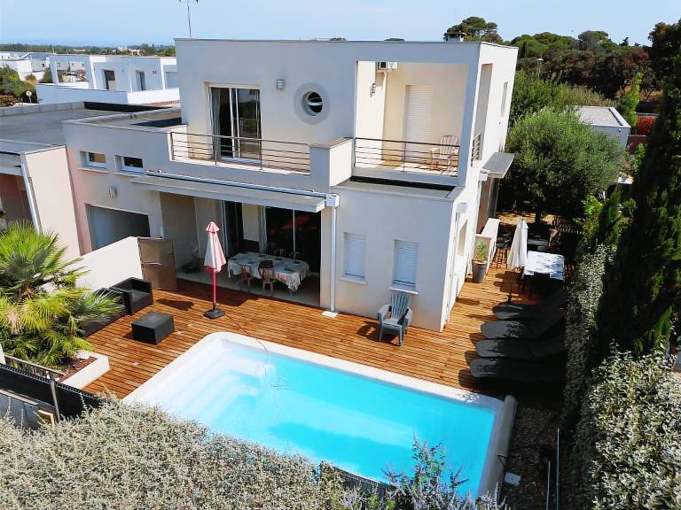 House with private pool, grill & patio — photo 3