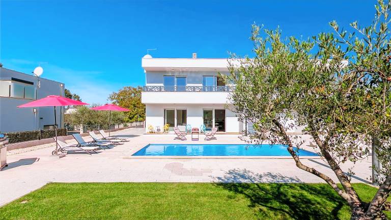 Villa with garden, terrace & private pool in Novigrad