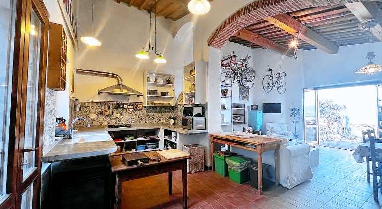 Apartment with barbecue & yard — photo 3