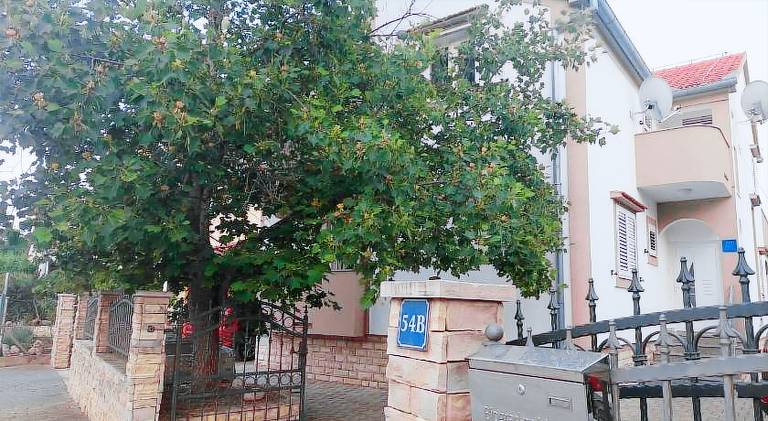 Holiday apartment with terrace, garden & grill — photo 4