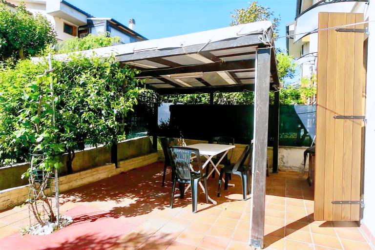 Family-oriented charming villa with patio & garden | Garden view | Dogs allowed — photo 5
