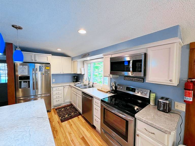 Child-friendly beautiful vacation home with grill | Water view | Pets allowed — photo 5