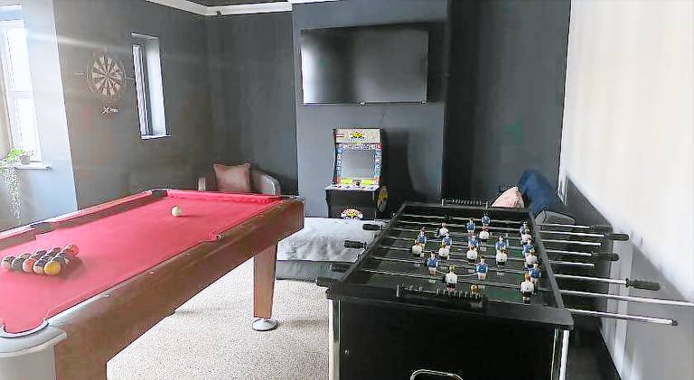 By Lushlets - Apartments Games Room Hot Tub - Great for Hens Stags and Sporting groups in Cardiff