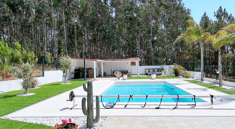 Villa with barbecue, garden & private pool in Leiria