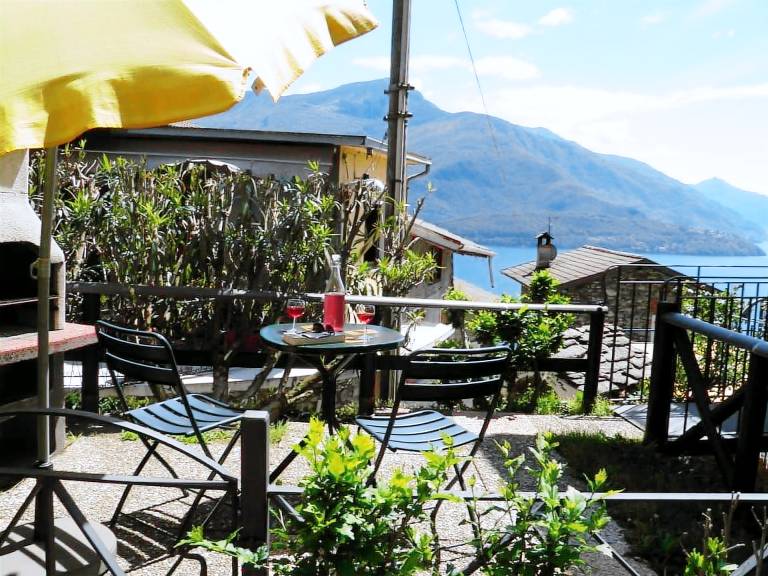Charming apartment with patio, pool & BBQ | Pets allowed in Gravedona