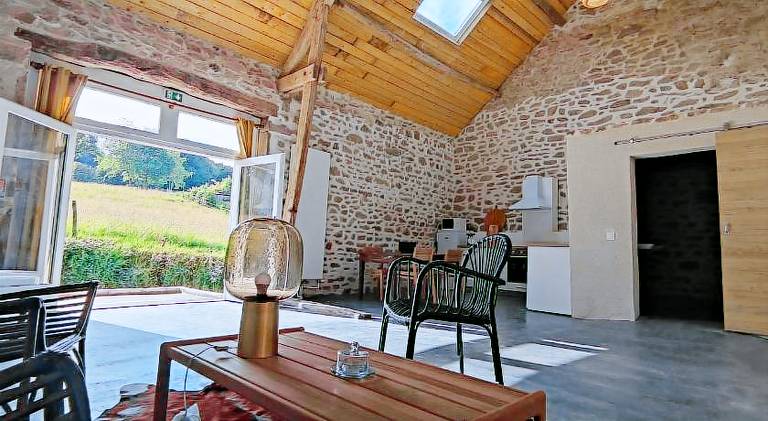 House with garden, barbecue & terrace in Gueret