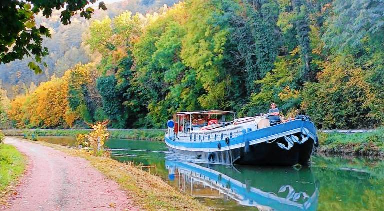 Beautiful boat with grill & patio | Good for workation | Pet-friendly in Dijon