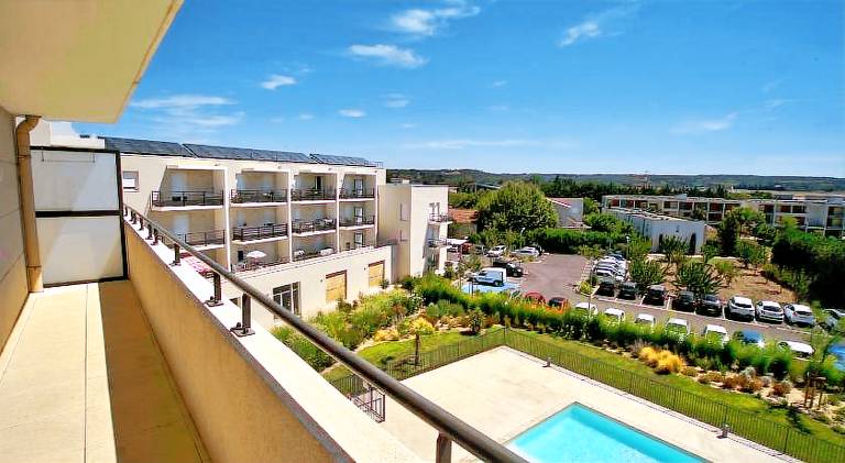 Pleasant serviced apartment with yard & pool | Pets allowed — photo 3