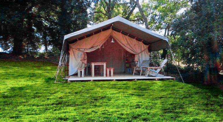 Tent with yard & terrace in Montlucon