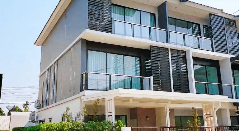 Modern&Peace full home 4BR near Airport in Chiang Mai
