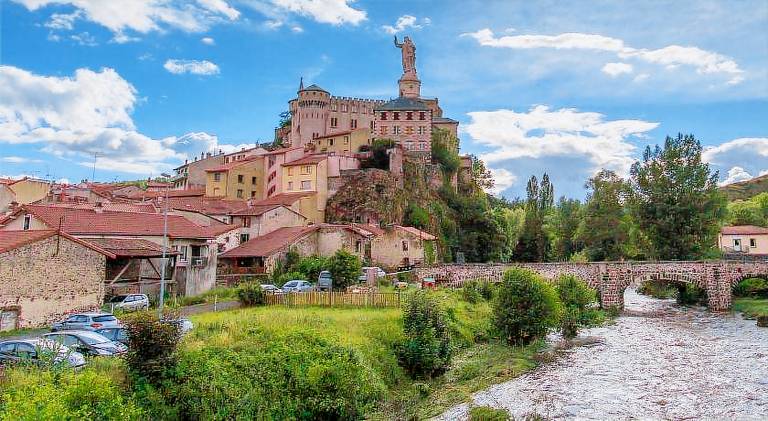 Vacation home with jacuzzi | Pets allowed in Le Puy-en-Velay