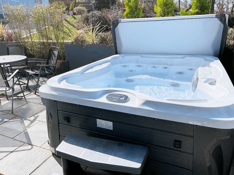 Cottage with yard & jacuzzi — photo 2