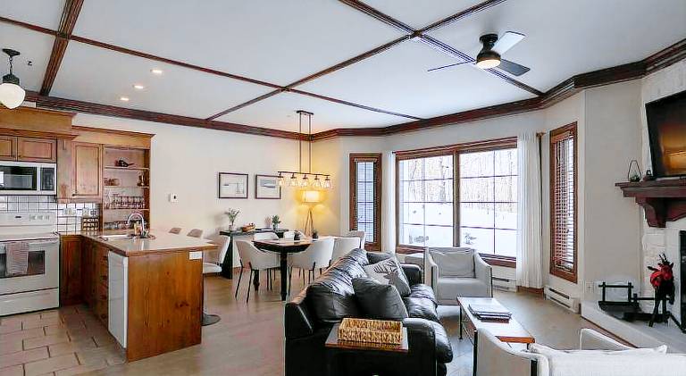 Apartment with pool — photo 4