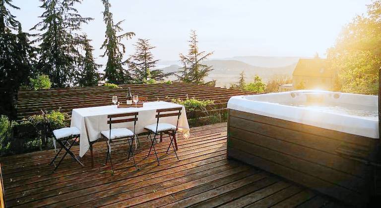 Big holiday apartment with yard, jacuzzi & patio | Suitable for remote work | Pets allowed — photo 4
