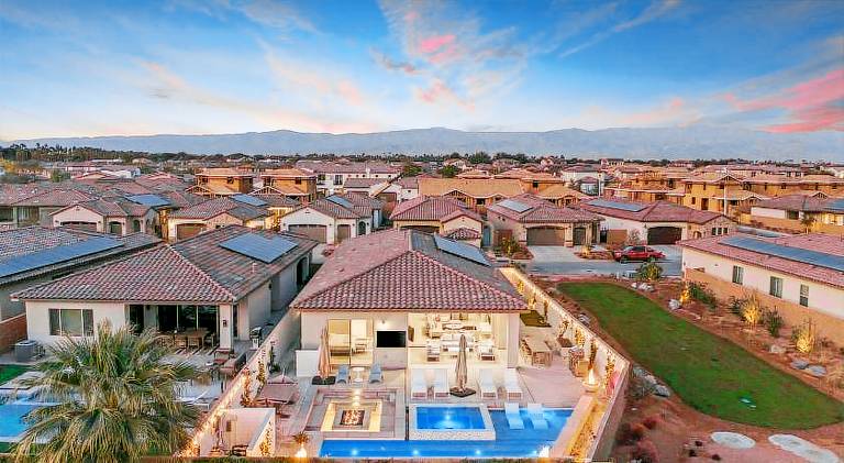 Villa with yard, hot tub & barbeque | Perfect for remote work — photo 3