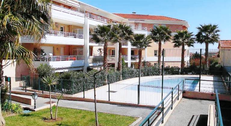 Fully equipped pleasant apartment with patio, yard & private pool | Beach nearby | Pets allowed — photo 2