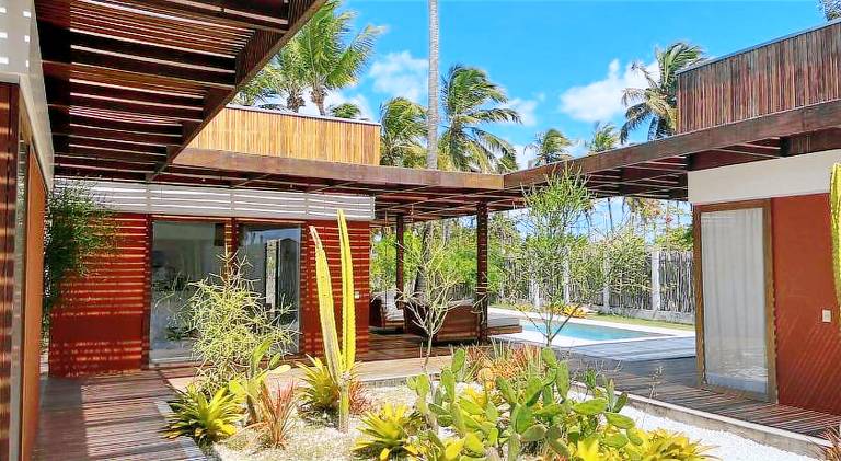 House with pool — photo 4