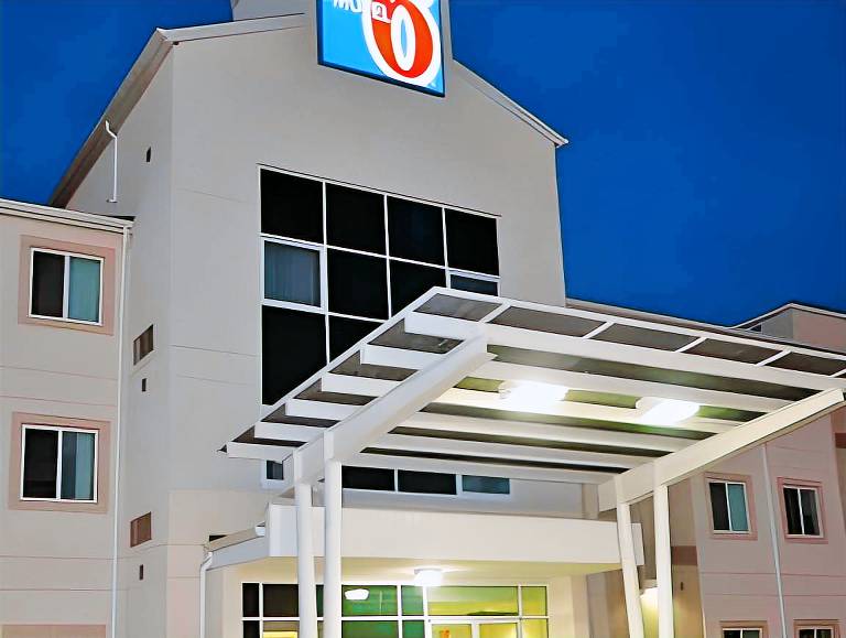 Super 8 by Wyndham Estevan in Estevan, SK