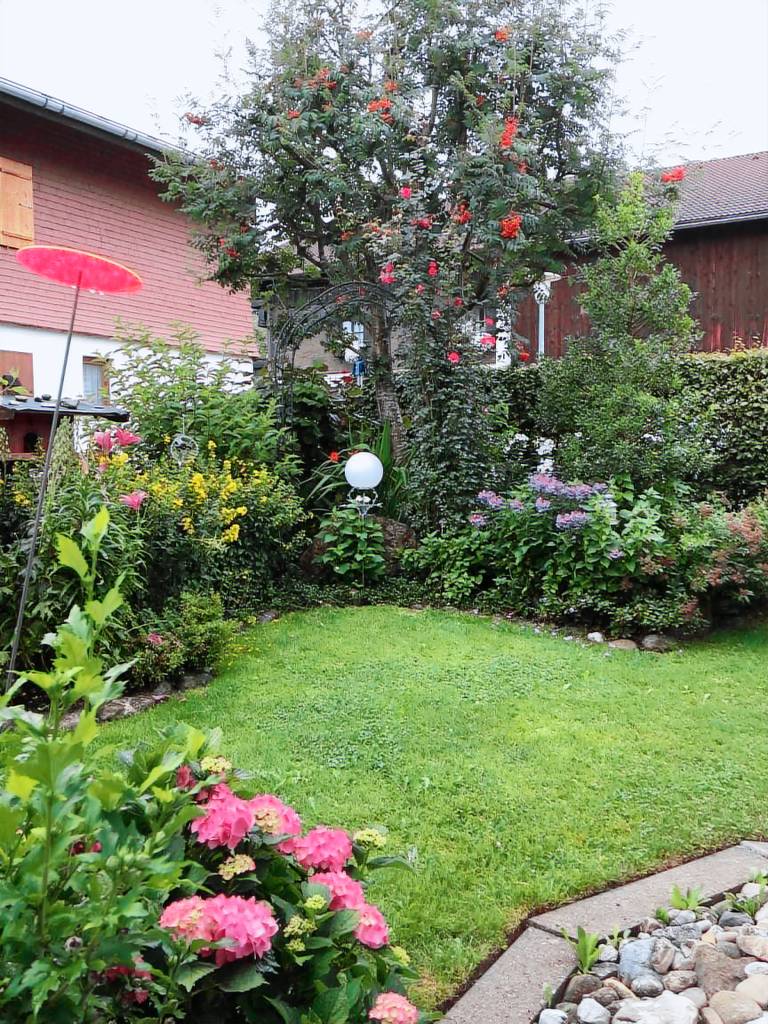 Apartment with terrace & yard — photo 3