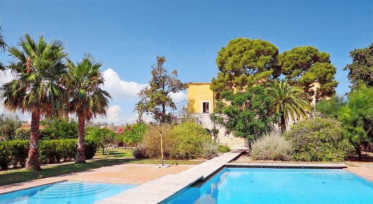 Rental apartment with patio, private pool & yard in Trani