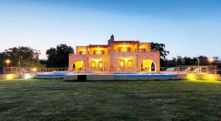 Villa with hot tub & pool — photo 3