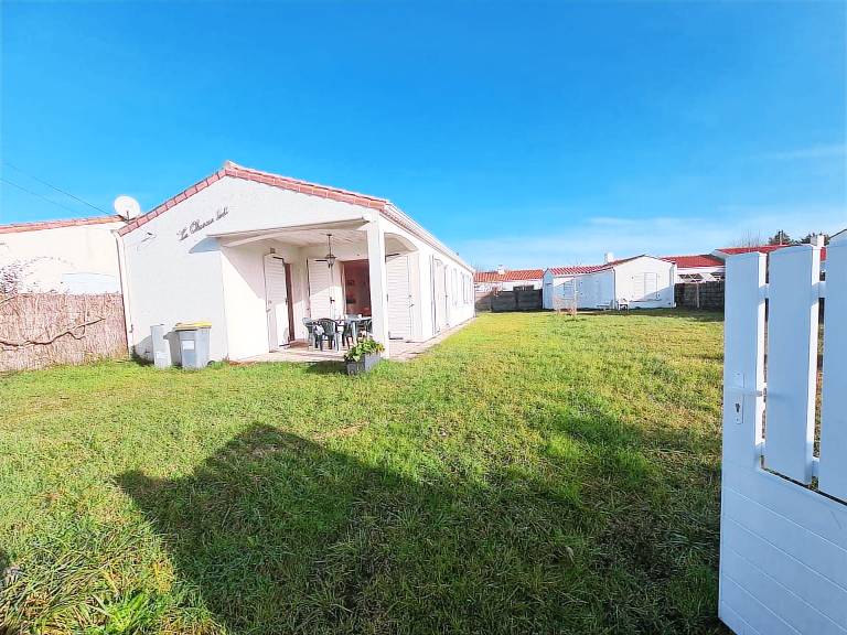 Vacation home with yard & grill in Saint-Hilaire-de-Riez