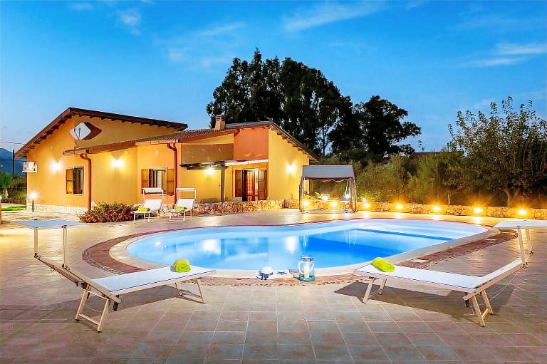 Family-friendly wonderful villa with patio, private pool & BBQ | Pets allowed — photo 3