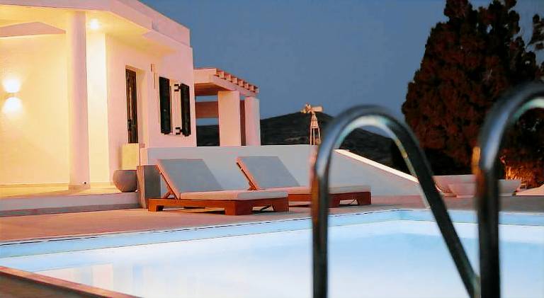 Villa with pool in Milos