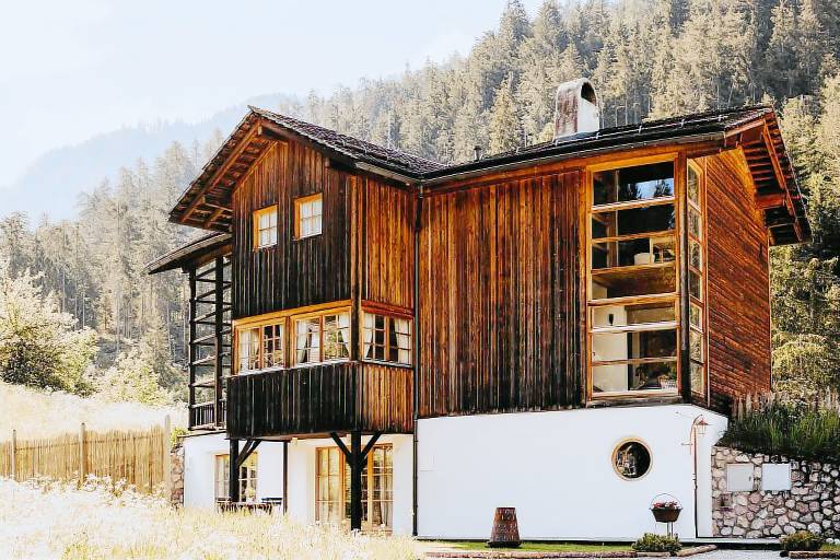 Luxurious Chalet with Jacuzzi, Dreamlike Interior, Wi-Fi and Garden in San Martino in Badia
