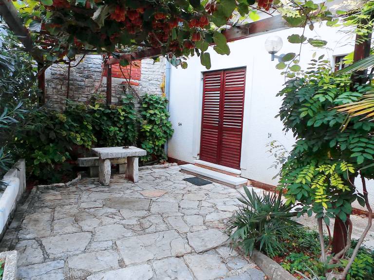 Rental with barbecue, terrace & garden — photo 2