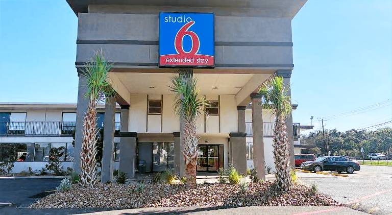 Studio 6 Alvin, TX — photo 2